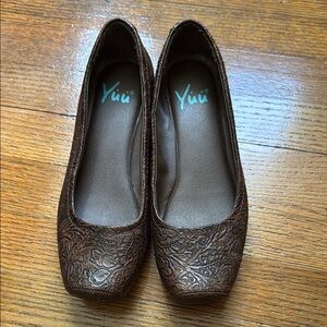 Yuu Women's Brown Embossed Flats